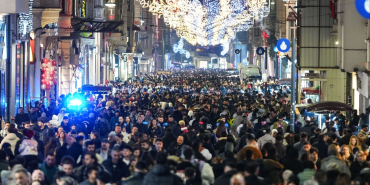 istanbulda-yilbasi-telasi-trafik-haritasi-kirmiziya-boyandi-istiklal-caddesinde-adim-atacak-yer-yok-1735674204684_3