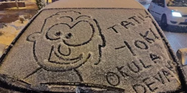 erzincanda-araba-camina-kar-tatili-yazan-ogrencilere-validen-ayni-yontemle-cevap-tatil-yok-okula-devam_f7382d272e40-1100x650