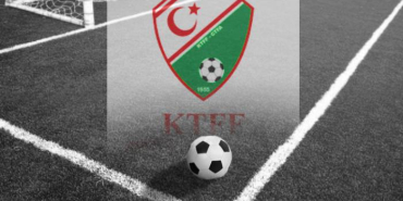 duvar-resimleri-spor-isaretleme-ve-top-ile-futbol-cim-saha.jpg (1)