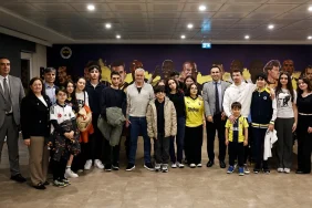 jose-mourinho-bursiyer-cocuklarla-iftarda-bulustu-j8lu