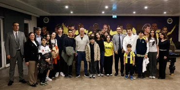 jose-mourinho-bursiyer-cocuklarla-iftarda-bulustu-j8lu