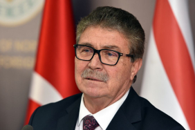 unal-ustel-sagilik-calisanlari-ve-burokratlara-belgelerini-verdi-1-ero-1