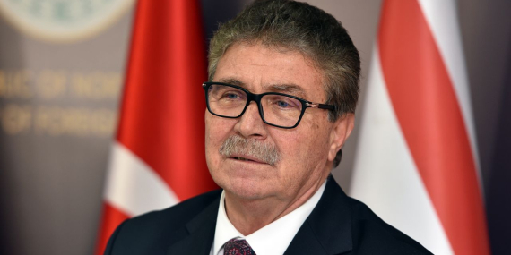 unal-ustel-sagilik-calisanlari-ve-burokratlara-belgelerini-verdi-1-ero-1