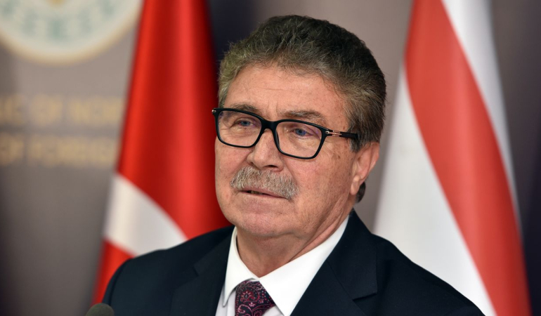 unal-ustel-sagilik-calisanlari-ve-burokratlara-belgelerini-verdi-1-ero-1