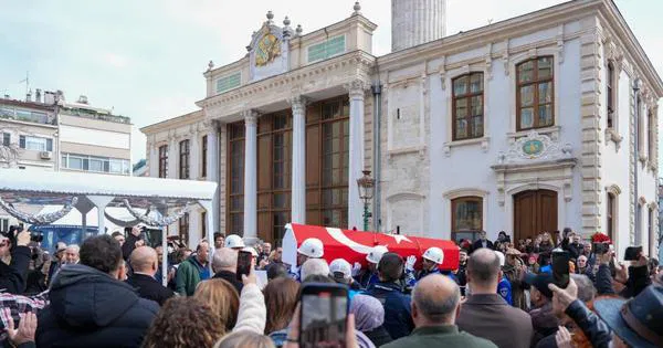 Sanatçı Haldun Dormen, alkışlarla son yolculuğuna uğurlandı