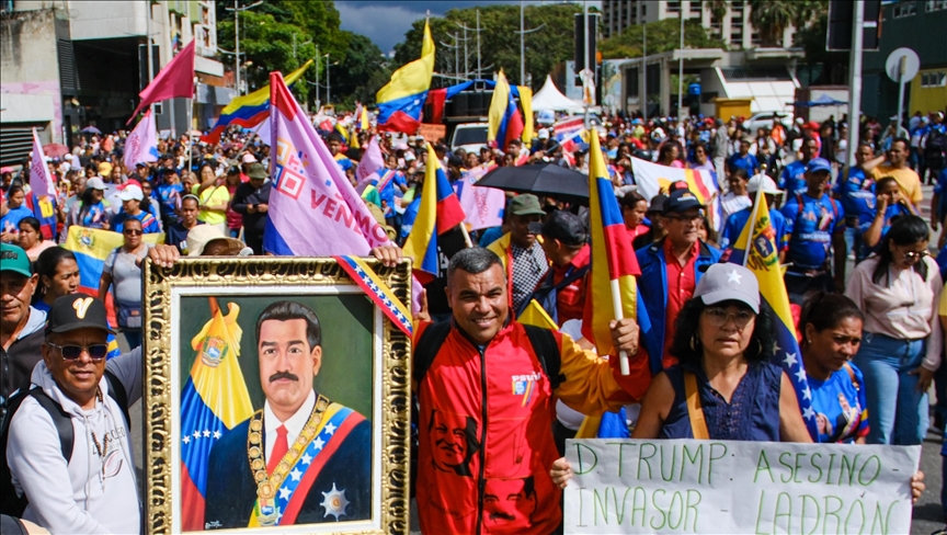 Venezuela’da binlerce kişi Devlet Başkanı Maduro’ya destek için yürüdü