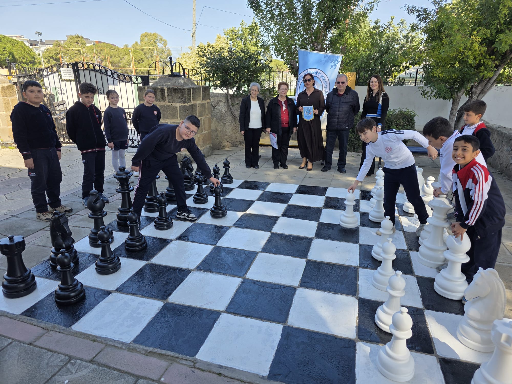 Özgür Hizmet Derneği, okullara bağışta bulundu