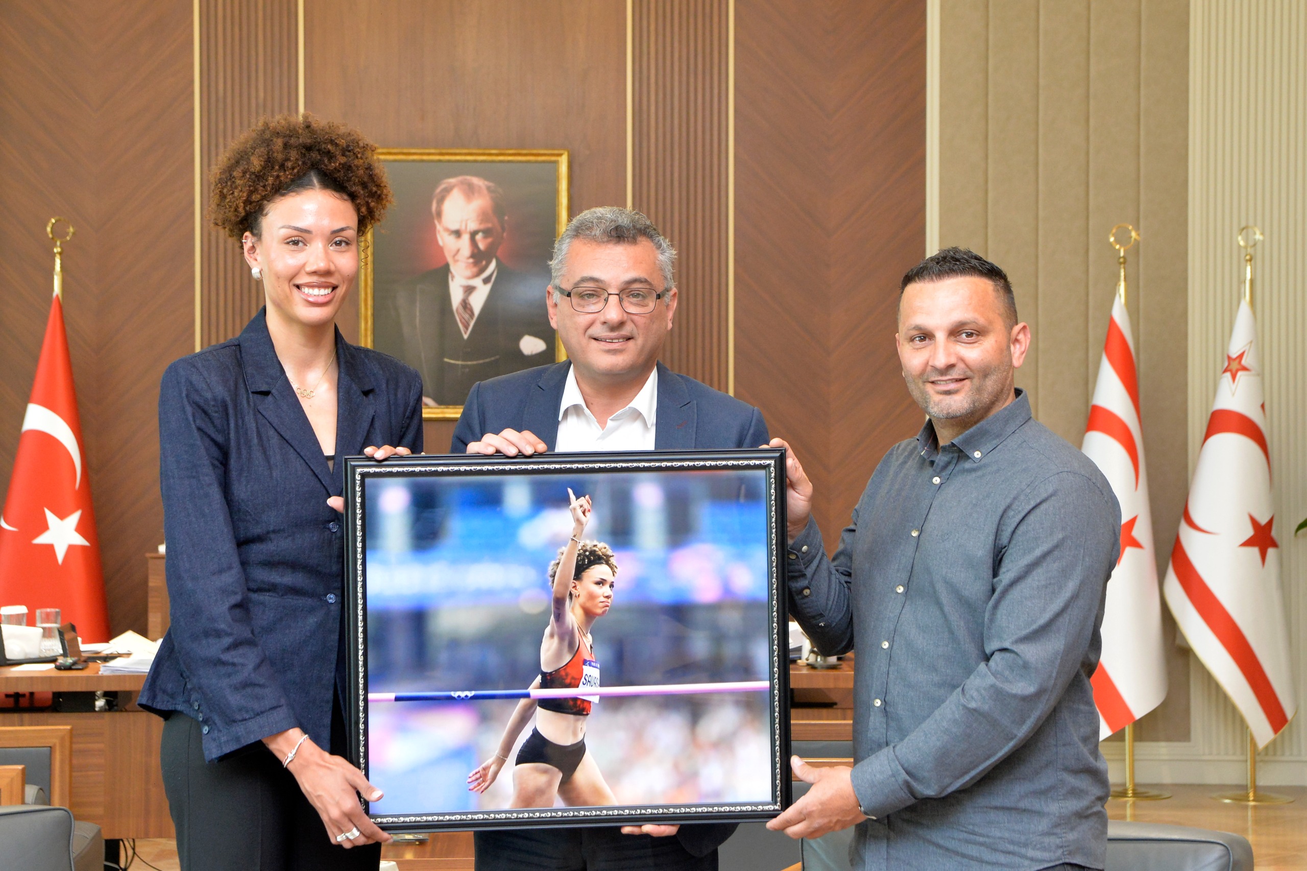 Erhürman, Atletizm Federasyonu heyeti ile milli atlet Savaşkan’ı kabul etti