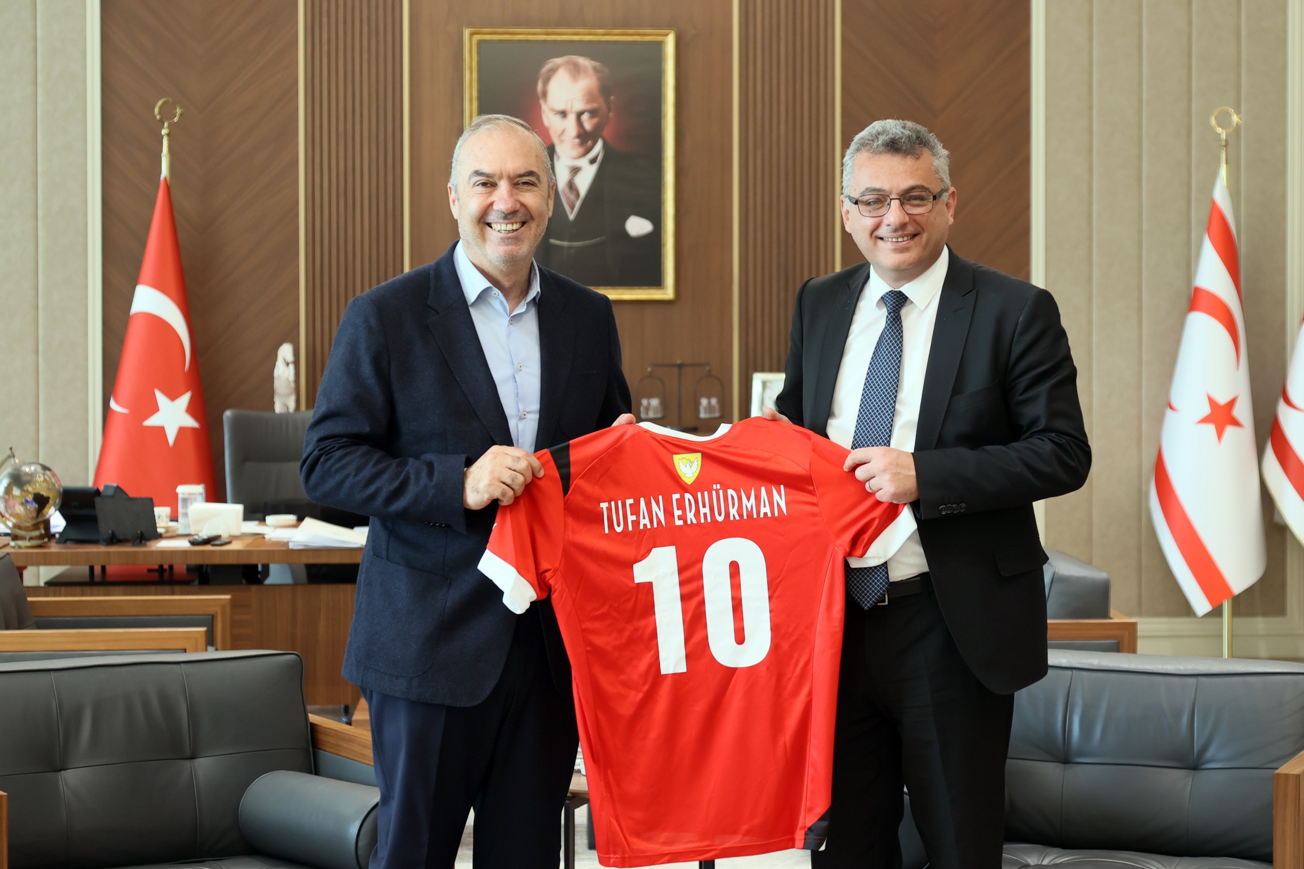 Cumhurbaşkanı Erhürman, KTFF başkanı ve yönetim kurulu üyelerini kabul etti