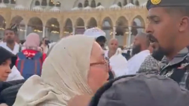 Umreye giden kadın, Kabe’nin örtüsünü kesti!