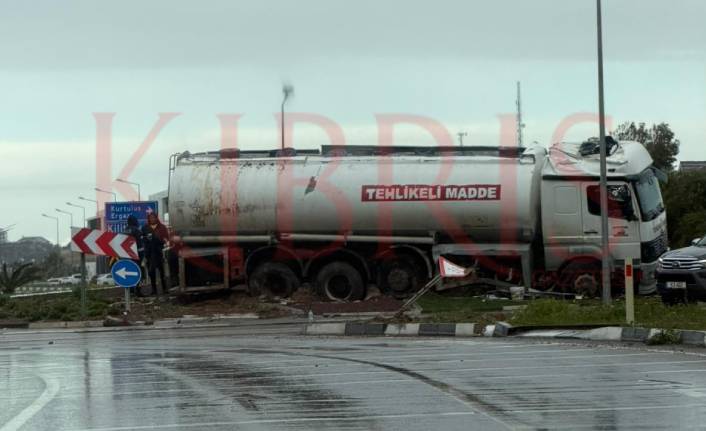 Petrol tankeri kaza yaptı, yaralı yok