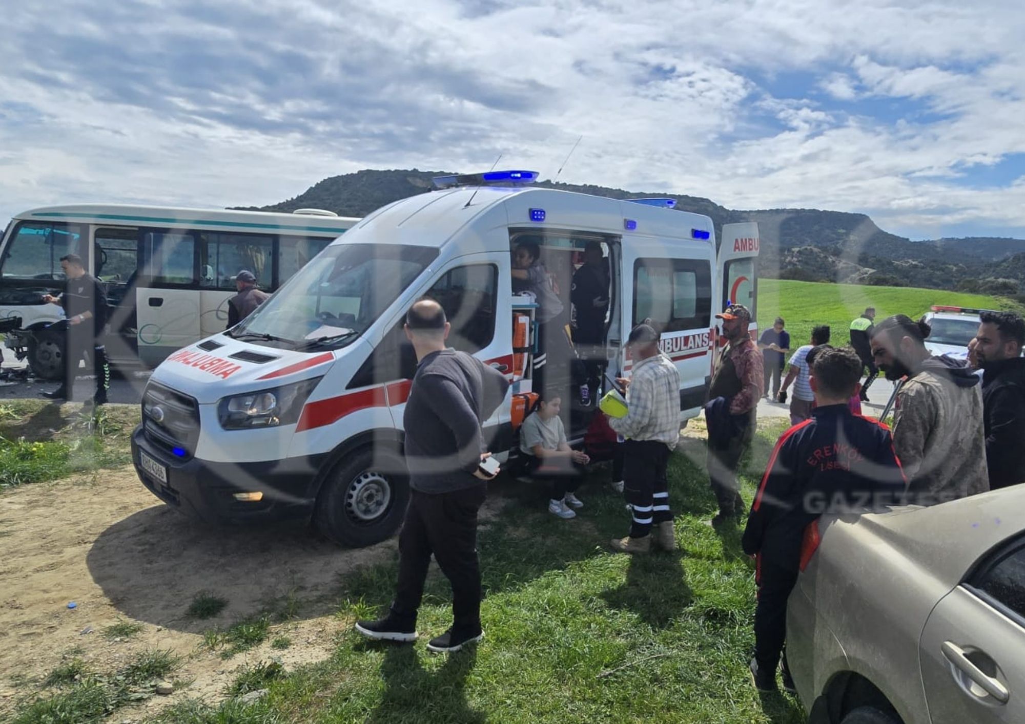 Avtepe-Kuruova yolunda kaza: Okul minibüsü ile salon araç çarpıştı