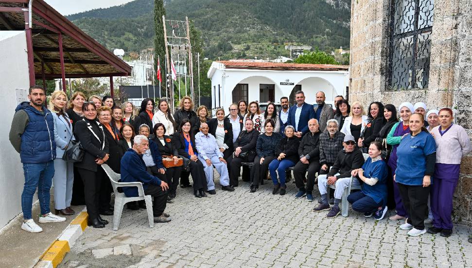 Zerrin Üstel’den anlamlı ziyaret: Yaşlılara gösterdiğimiz sevgi maneviyatımıza sahip çıkmaktır