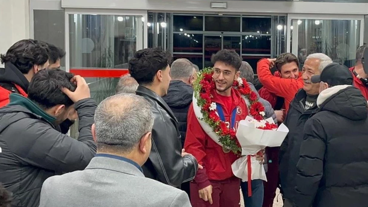Türk spor tarihine geçen Furkan Akar, çiçeklerle karşılandı