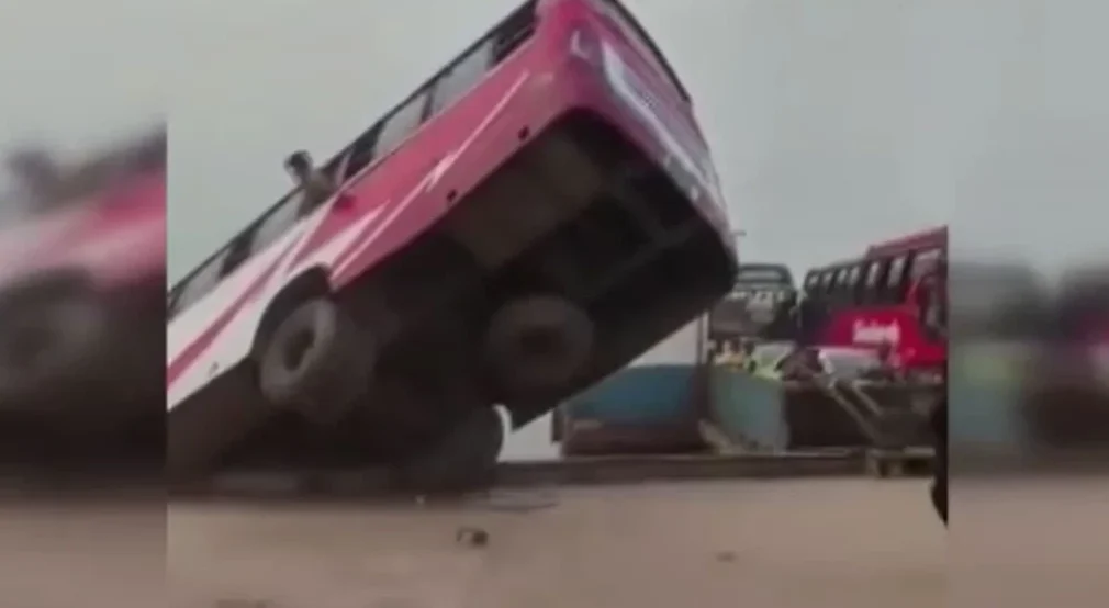 Bangladeş’te can pazarı: Feribota girmeye çalışan yolcu otobüsü nehre düştü!