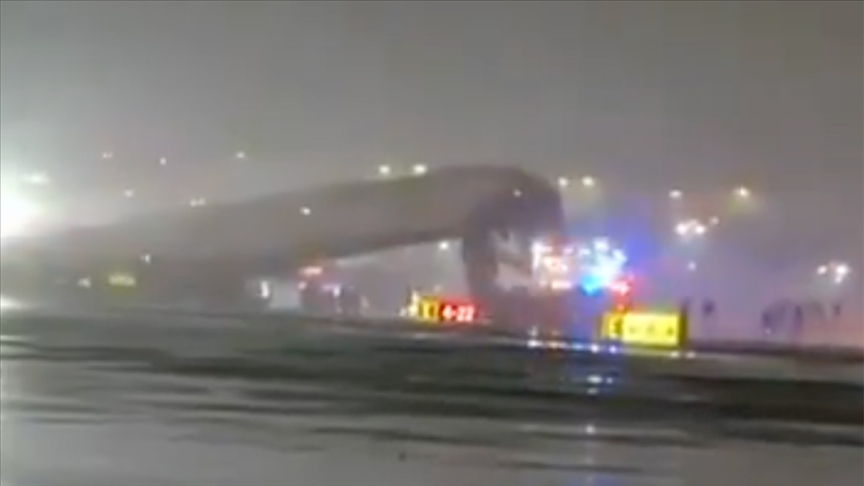 ABD’nin New York kentinde uçak iniş sırasında itfaiye aracına çarptı