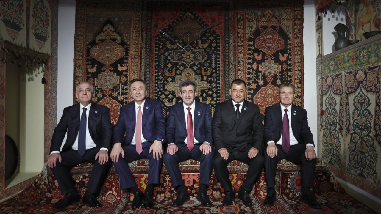 Türkiye Cumhurbaşkanı Yardımcısı Yılmaz ile Başbakan Üstel Azerbaycan Milli Halı Müzesi’ni ziyaret etti