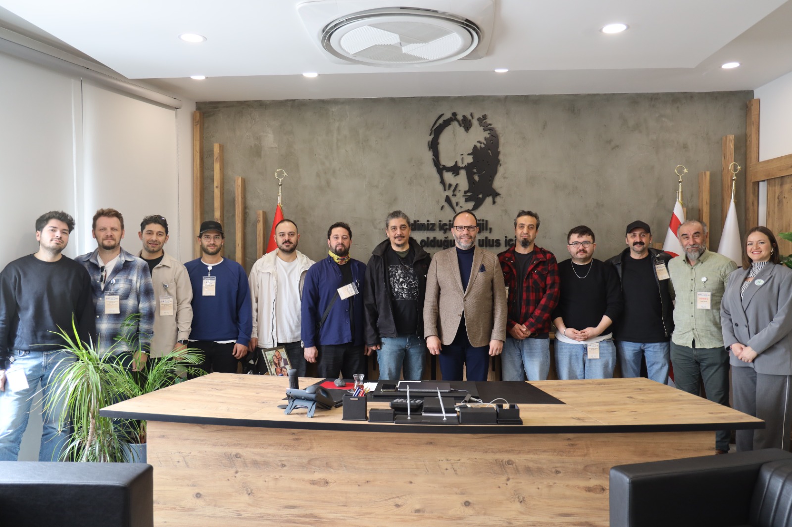 Denizli Büyükşehir Belediyesi Şehir Tiyatrosu ekibi, Sadıkoğlu’nu ziyaret etti