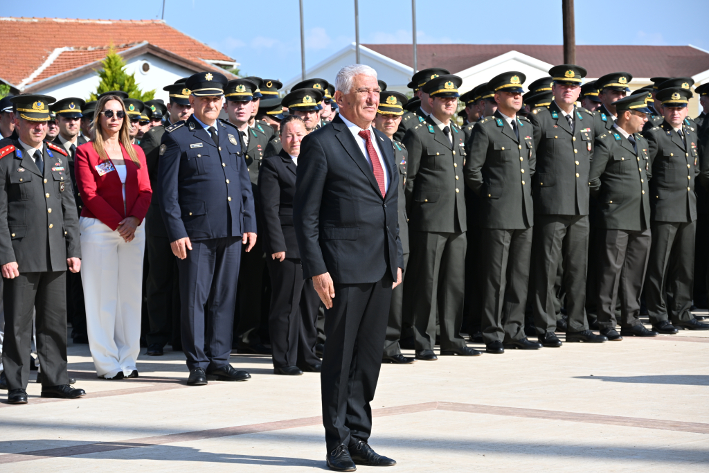 Özçınar, 23 Nisan Ulusal Egemenlik ve Çocuk Bayramı kutlama törenine katıldı