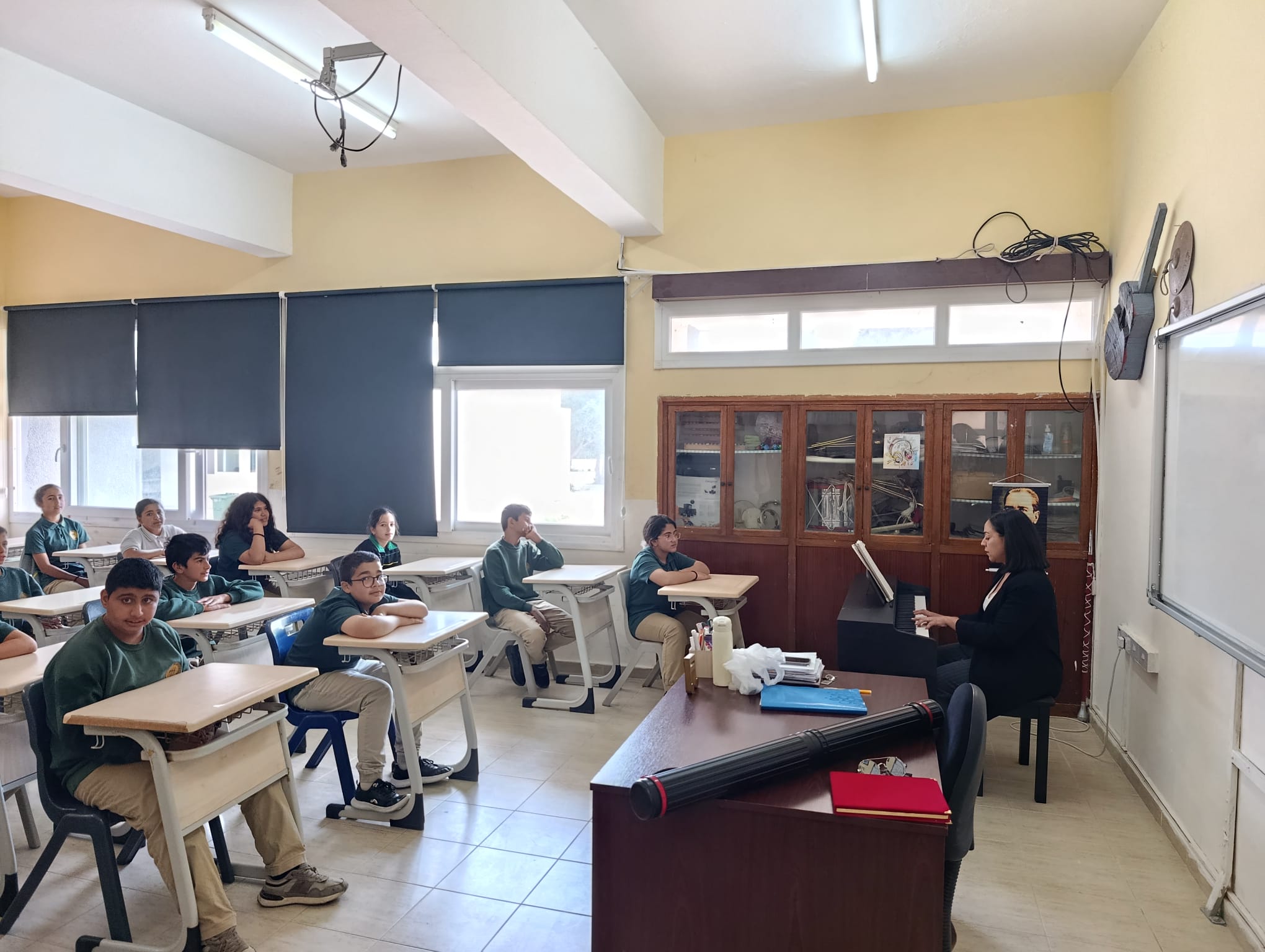 District 135 Kuzey Kıbrıs Lions, okullara piyano ve perde bağışı yaptı