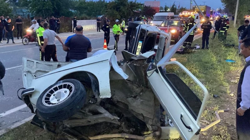 Mersin’de korkutan kaza: Aydınlatma direğine çarpan araç ikiye bölündü!
