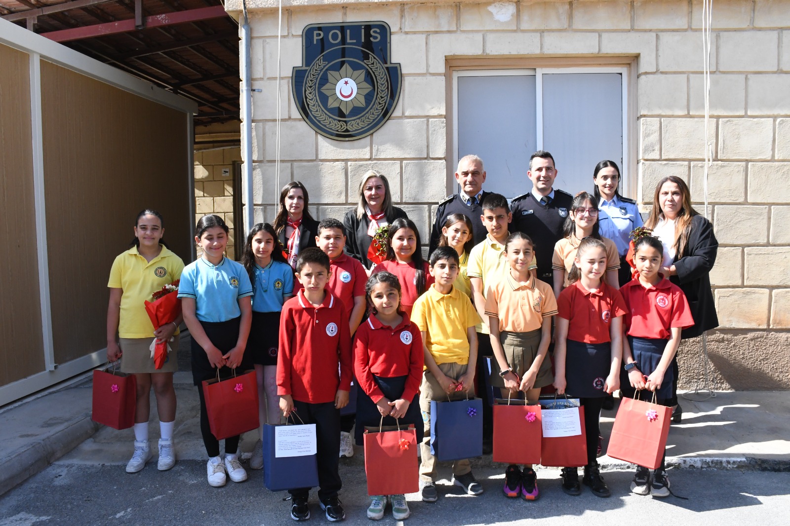 Geleceğimizin teminatı çocuklar, ilçe polis müdürlüklerini ziyaret etti