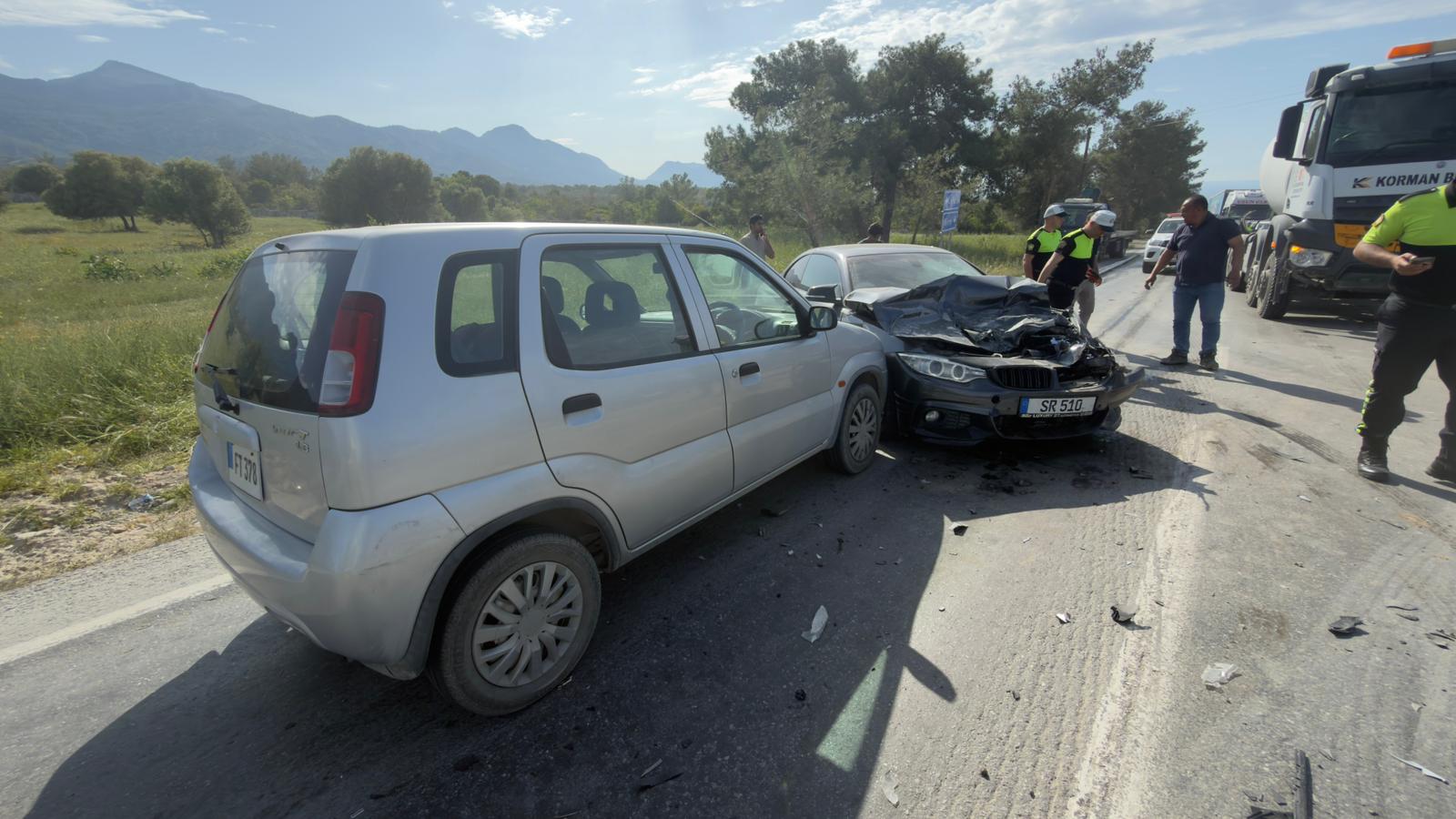 Arapköy girişinde iki araç kafa kafaya çarpıştı