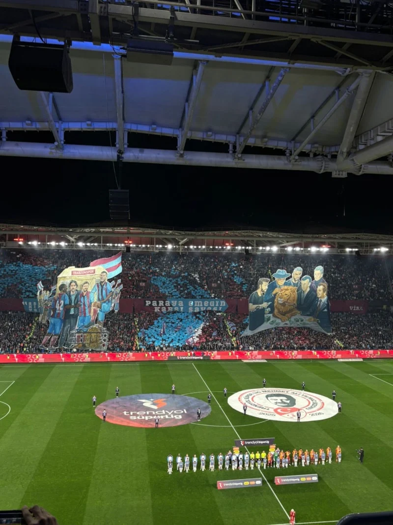 Trabzonspor taraftarından Galatasaray maçı öncesi koreografi!