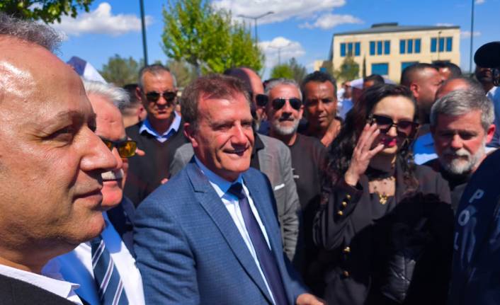 Arıklı, eylem yapan taksicilerle görüştü: Çözüm sözü verdi