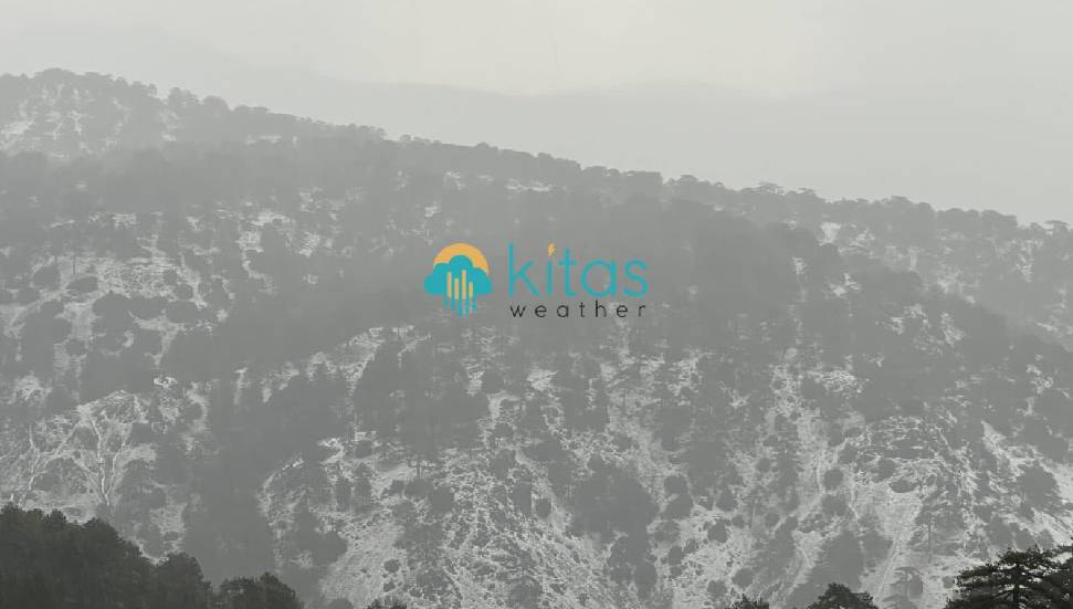 Yoğun dolu yağışı Trodos’u beyaza bürüdü