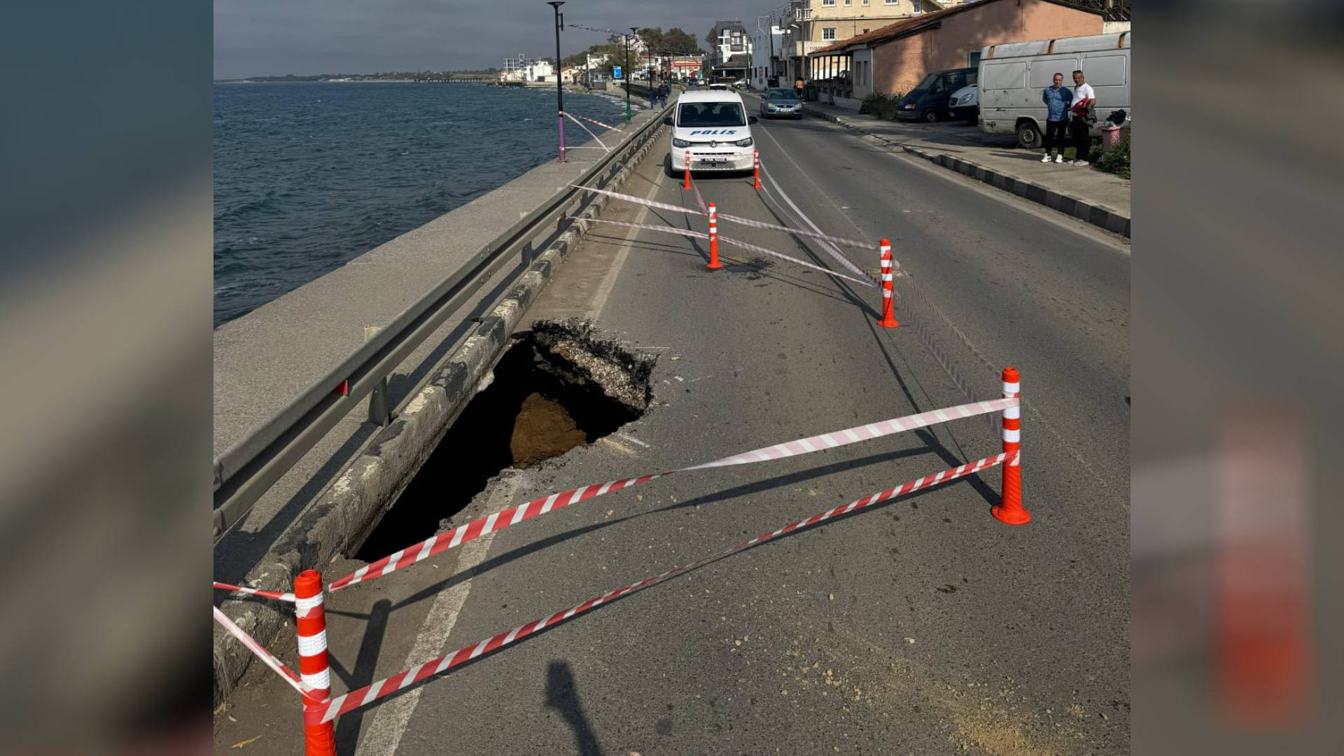 Polisten uyarı: Gemikonağı’nda yol çöktü