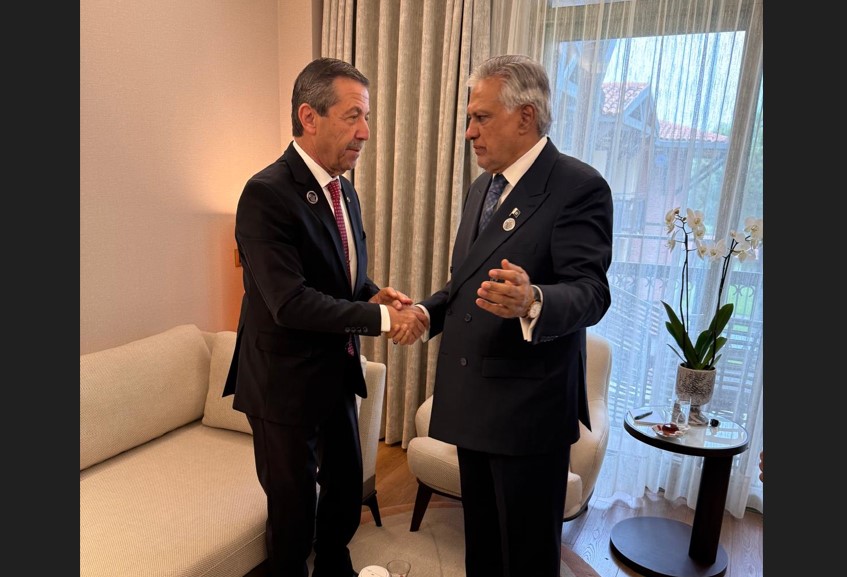 Dışişleri Bakanı Ertuğruloğlu, Pakistan Başbakan Yardımcısı ve Dışişleri Bakanı Ishaq Dar ile görüştü