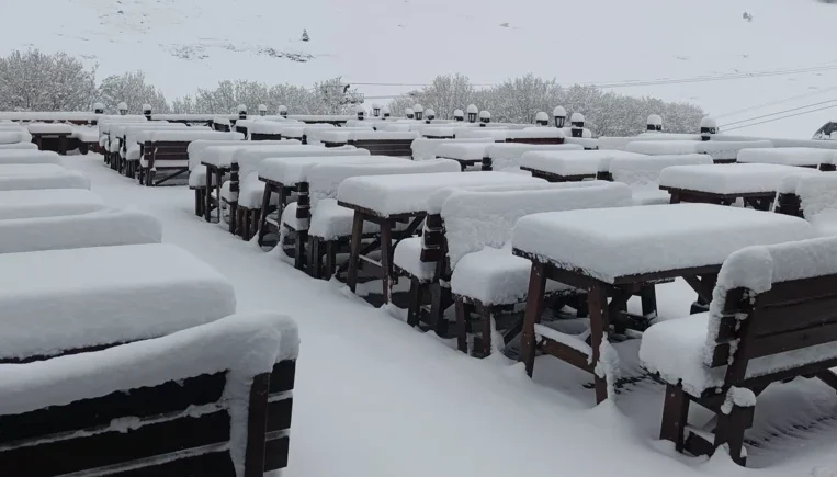 Kış bitmiyor: 23 Nisan’da kar kalınlığı 1 metreye ulaştı