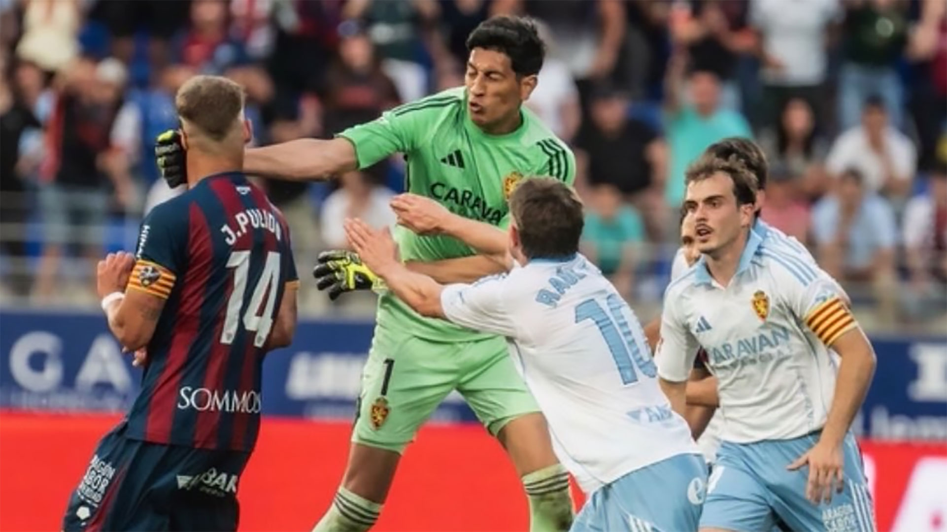 Rakibine yumruk atan kaleciye 13 maç ceza!