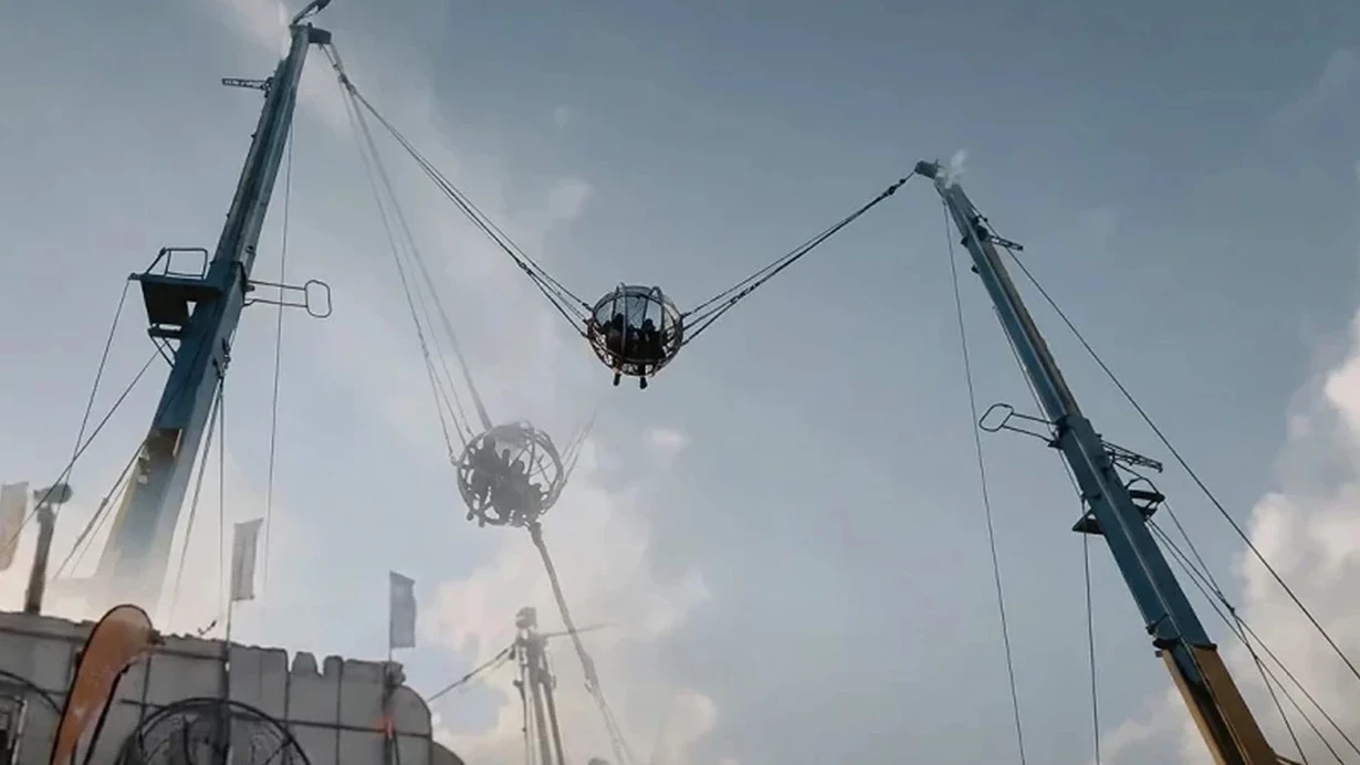 İspanya’da lunaparkta dev sapan olarak bilinen oyuncağın halatı koptu!