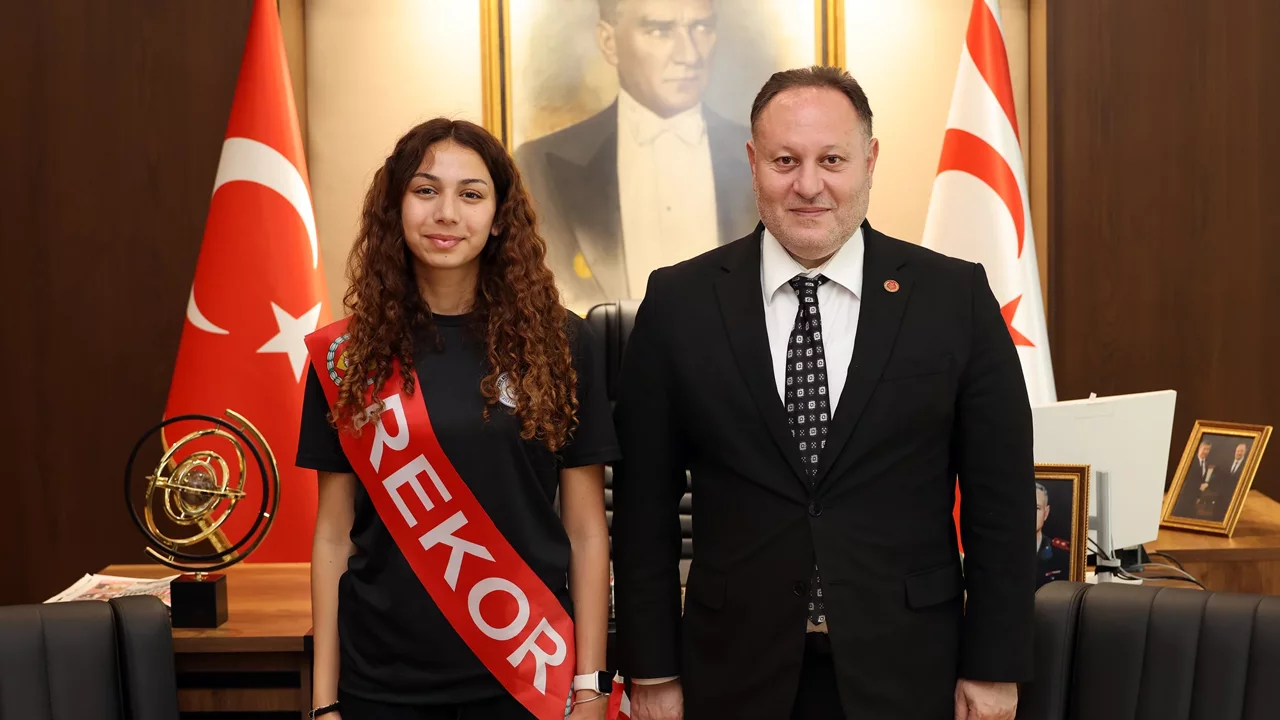 Cumhuriyet Meclisi Başkanı Ziya Öztürkler, başarılı atlet Ada Kafa’yı kabul etti