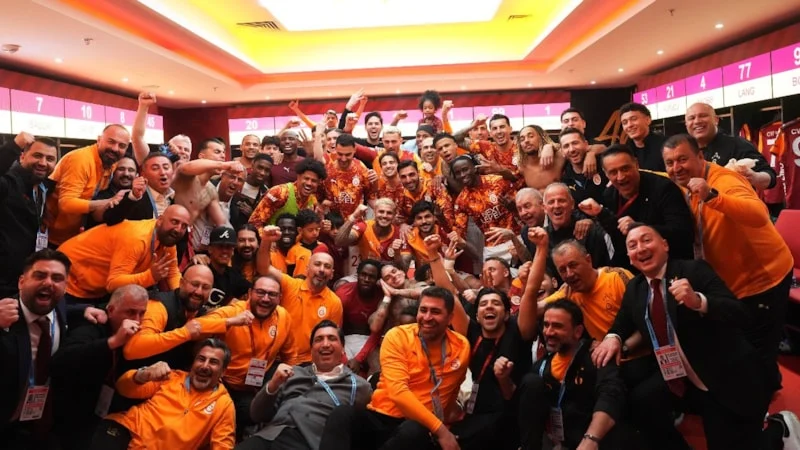 Galatasaray’dan Fenerbahçe derbisinin ardından galibiyet pozu