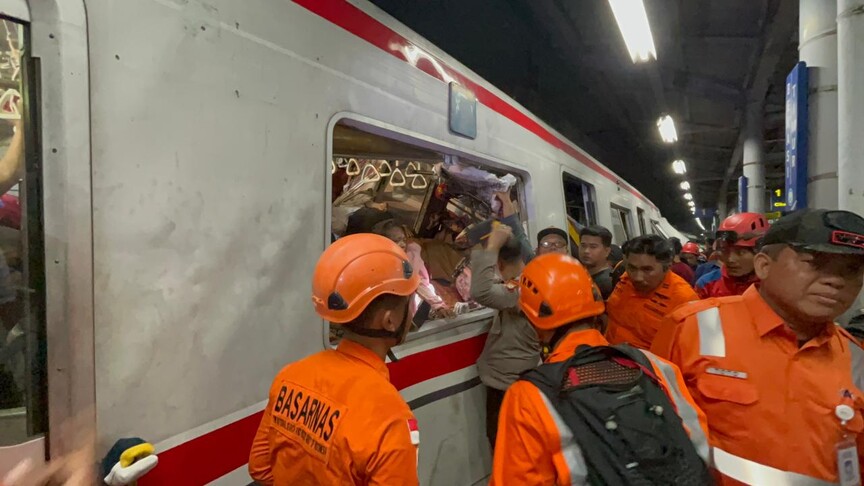 Endonezya’daki tren kazasında ölü sayısı 14’e yükseldi