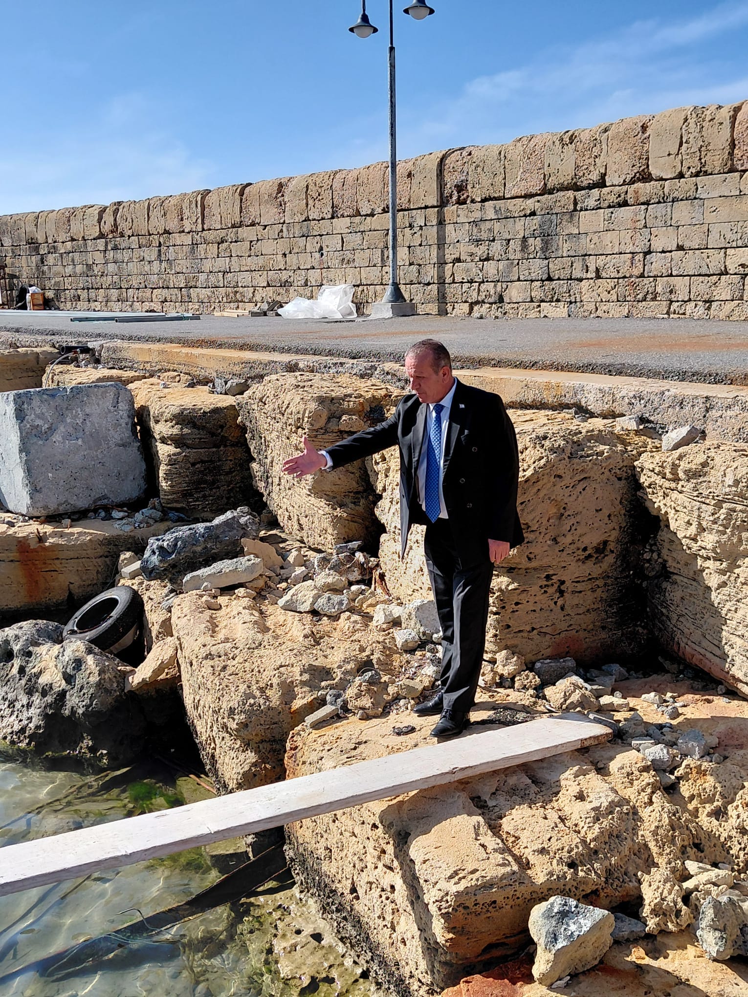 Ataoğlu, Girne Antik Limanı’nda yürütülen iskele yapım çalışmalarını inceledi