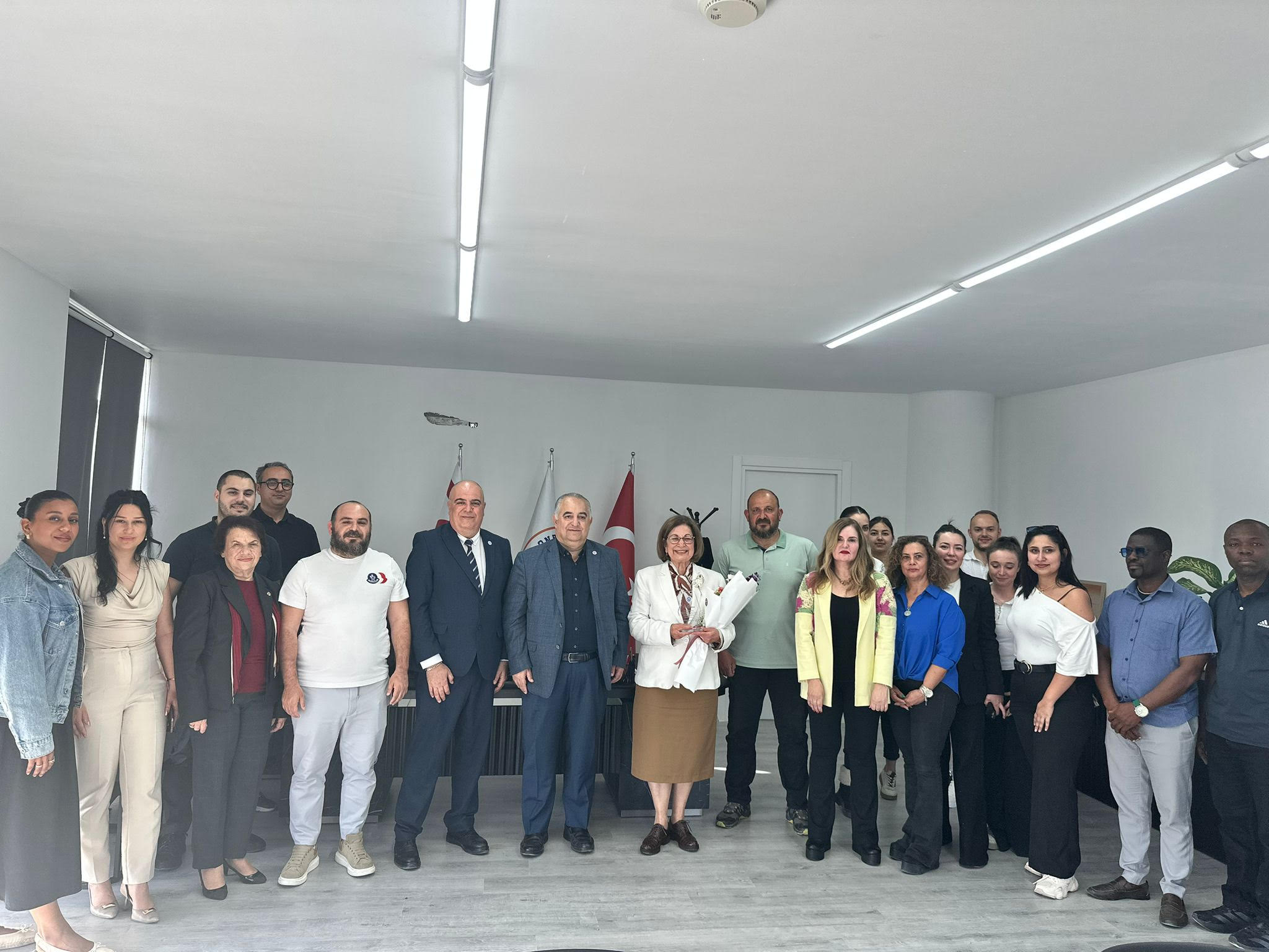Dr. Tomris Mahirel’e yılın annesi ödülü verildi