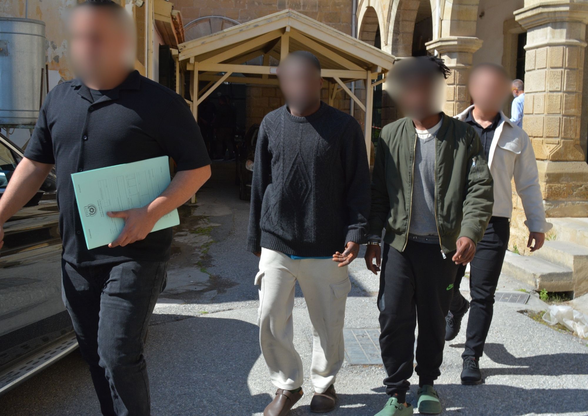 Uyuşturucu ve izinsiz ikamet suçlarından tutuklanan zanlılar cezaevine gönderildi